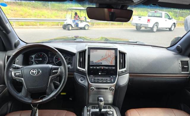 2016 Toyota Land Cruiser V8
