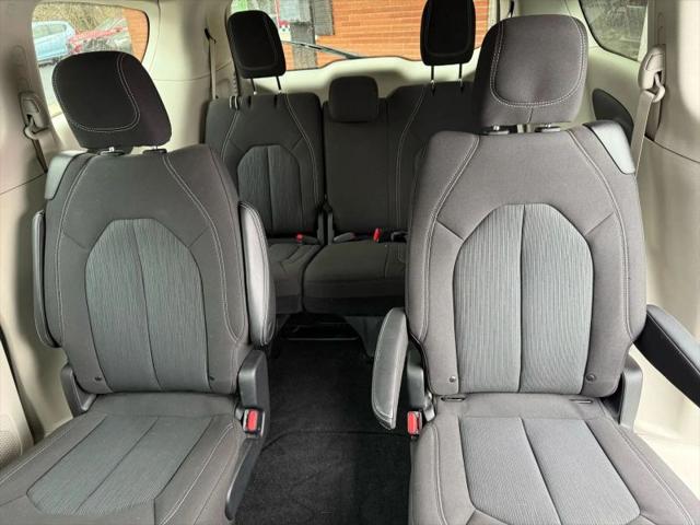 2022 Chrysler Voyager LX