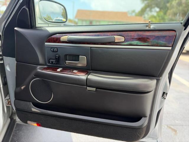 2011 Lincoln Town Car Signature Limited