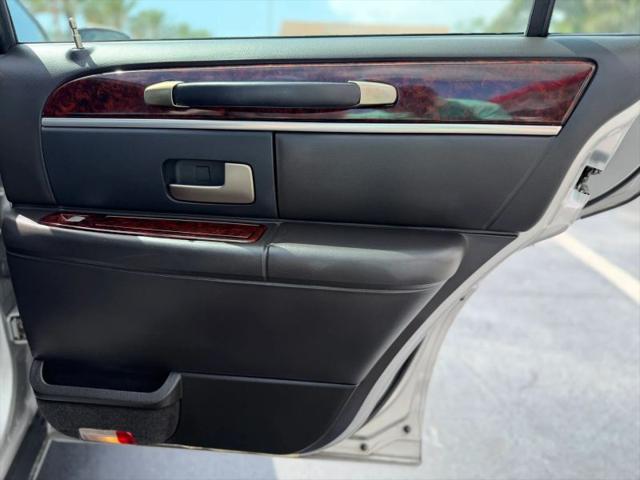 2011 Lincoln Town Car Signature Limited