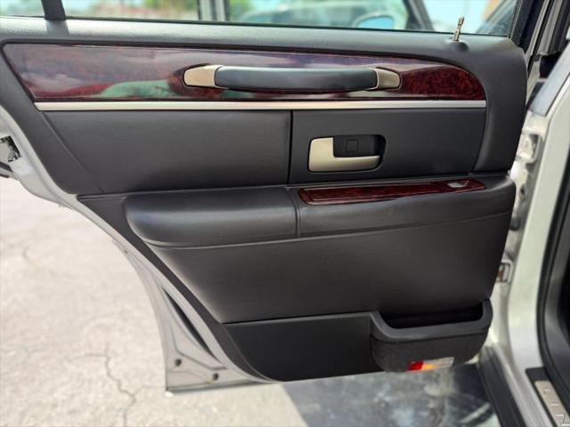 2011 Lincoln Town Car Signature Limited