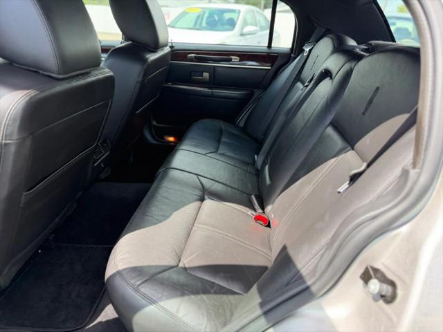 2011 Lincoln Town Car Signature Limited