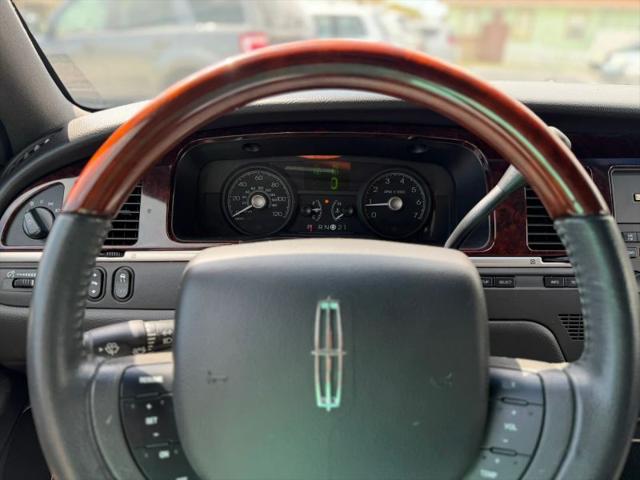 2011 Lincoln Town Car Signature Limited