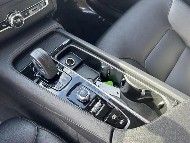 2020 Volvo XC90 Hybrid T8 Momentum 7 Passenger