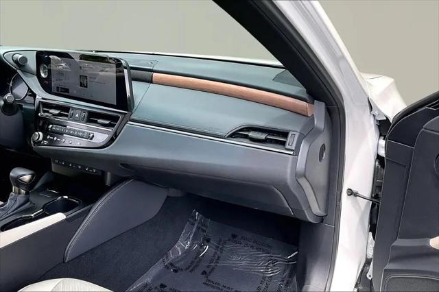 2025 Lexus ES 300h Luxury