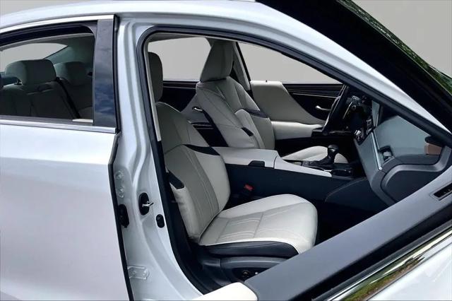 2025 Lexus ES 300h Luxury