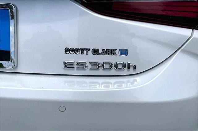 2025 Lexus ES 300h Luxury