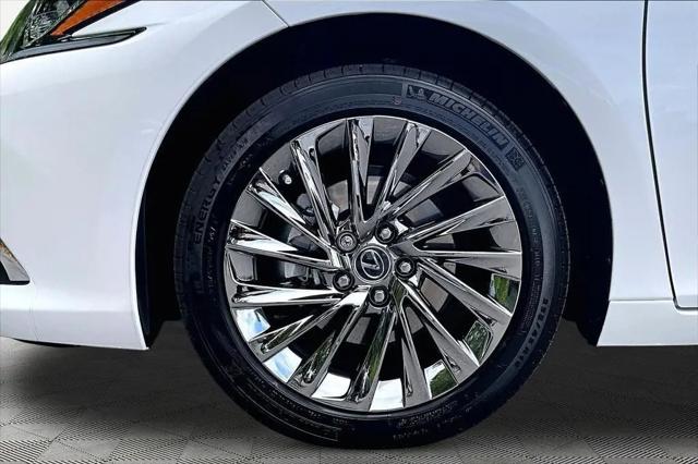 2025 Lexus ES 300h Luxury