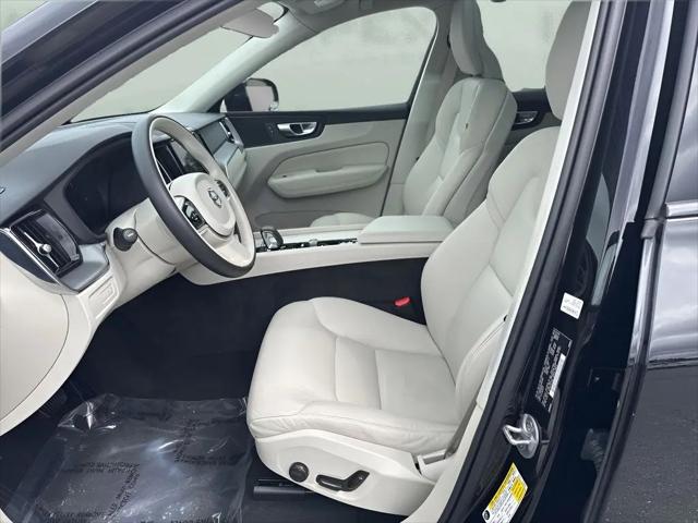 2024 Volvo XC60 Recharge T8 Core Dark Theme