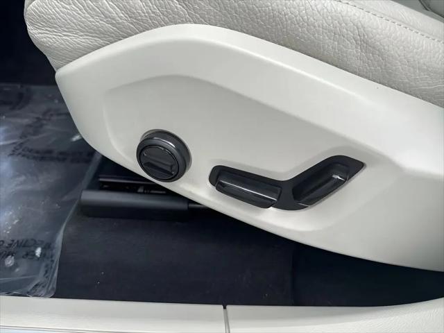 2024 Volvo XC60 Recharge T8 Core Dark Theme