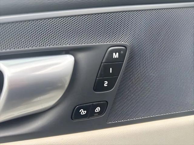 2024 Volvo XC60 Recharge T8 Core Dark Theme
