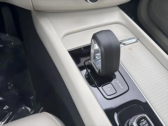 2024 Volvo XC60 Recharge T8 Core Dark Theme