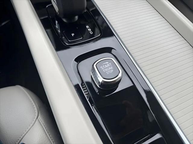 2024 Volvo XC60 Recharge T8 Core Dark Theme
