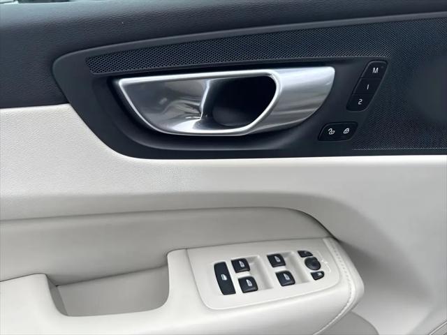 2024 Volvo XC60 Recharge T8 Core Dark Theme
