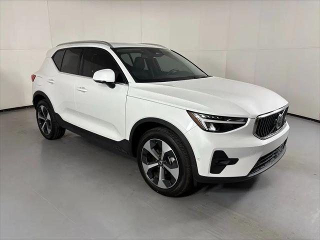 2025 Volvo XC40 B5 Plus Bright Theme