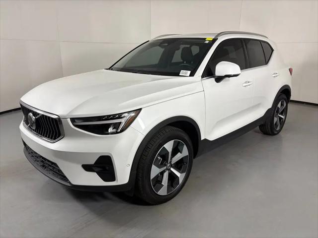 2025 Volvo XC40 B5 Plus Bright Theme