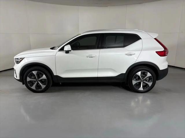 2025 Volvo XC40 B5 Plus Bright Theme