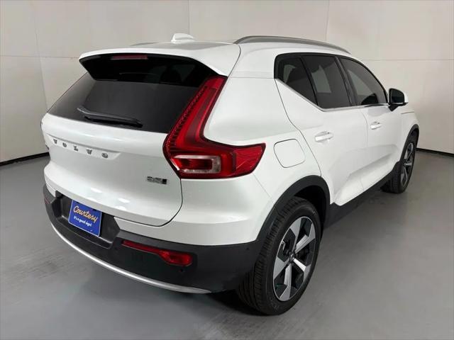 2025 Volvo XC40 B5 Plus Bright Theme