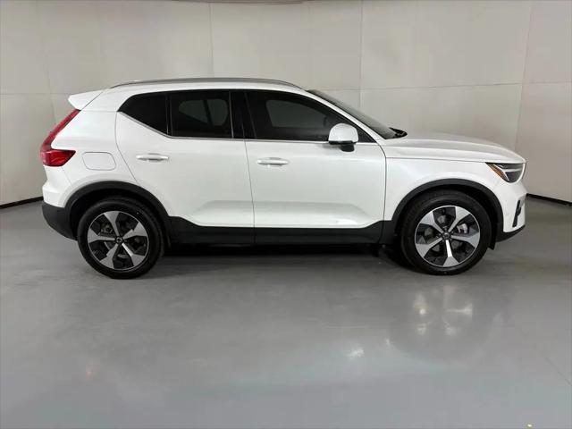 2025 Volvo XC40 B5 Plus Bright Theme