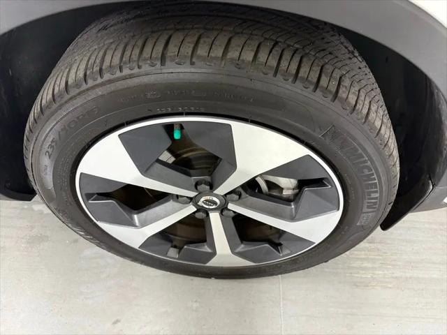 2025 Volvo XC40 B5 Plus Bright Theme