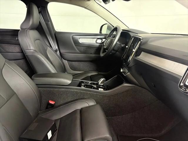 2025 Volvo XC40 B5 Plus Bright Theme