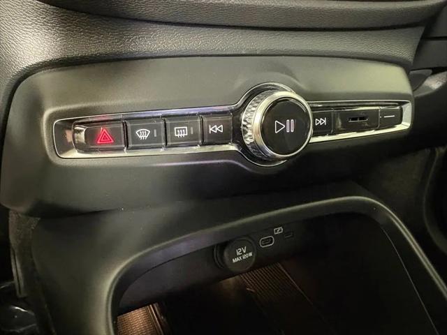 2025 Volvo XC40 B5 Plus Bright Theme