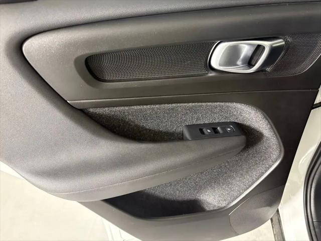 2025 Volvo XC40 B5 Plus Bright Theme