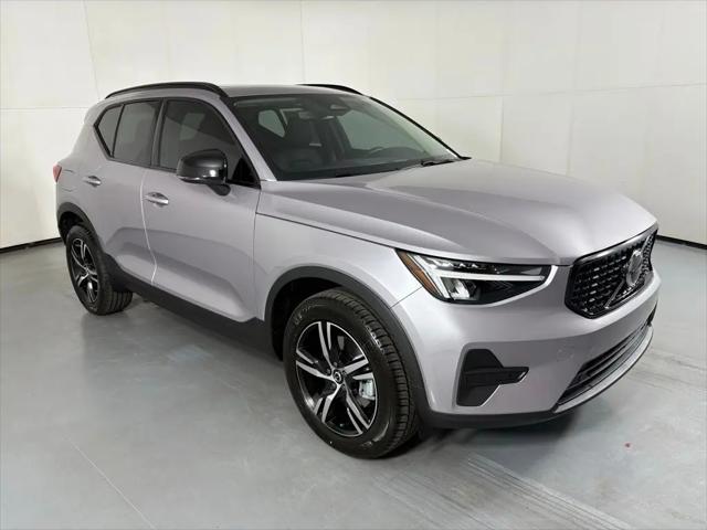 2026 Volvo XC40 Core, B5 AWD Gas (mild hybrid), Dark