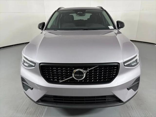 2026 Volvo XC40 Core, B5 AWD Gas (mild hybrid), Dark