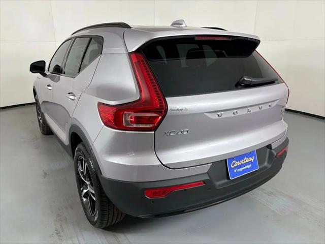 2026 Volvo XC40 Core, B5 AWD Gas (mild hybrid), Dark