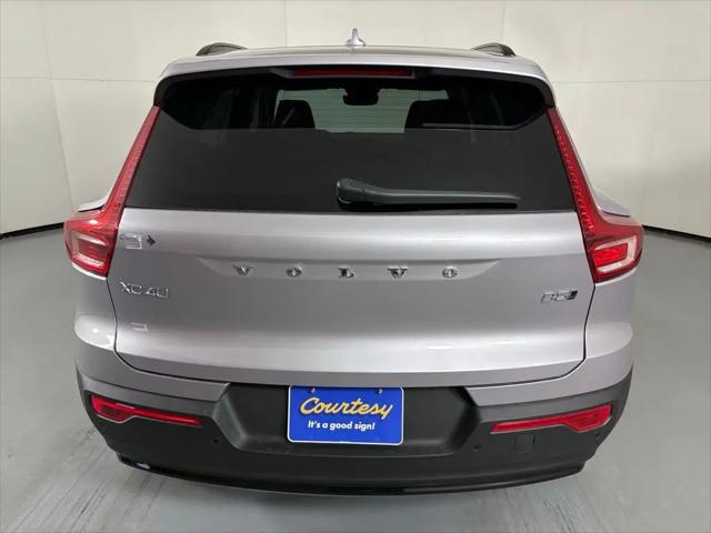 2026 Volvo XC40 Core, B5 AWD Gas (mild hybrid), Dark