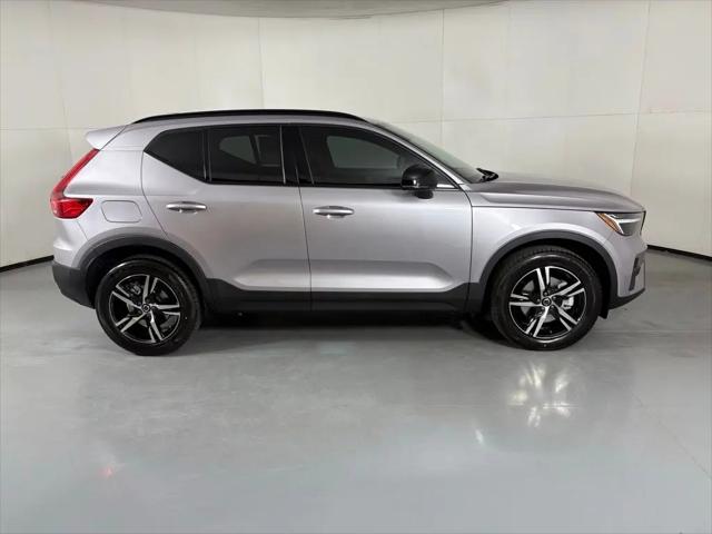 2026 Volvo XC40 Core, B5 AWD Gas (mild hybrid), Dark
