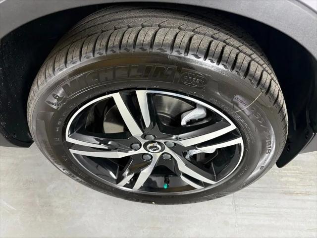 2026 Volvo XC40 Core, B5 AWD Gas (mild hybrid), Dark