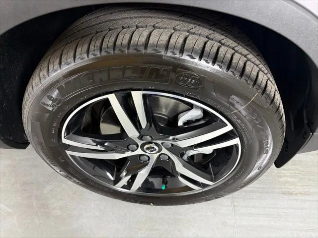 2026 Volvo XC40 Core, B5 AWD Gas (mild hybrid), Dark