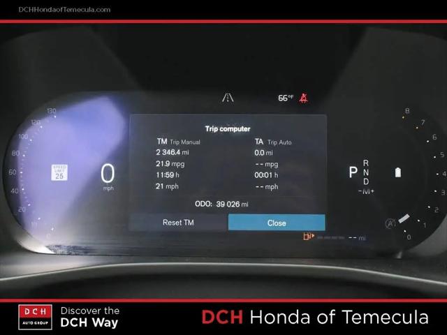 2023 Volvo XC40 B5 Ultimate Dark Theme