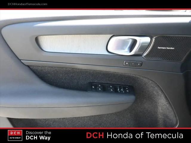 2023 Volvo XC40 B5 Ultimate Dark Theme