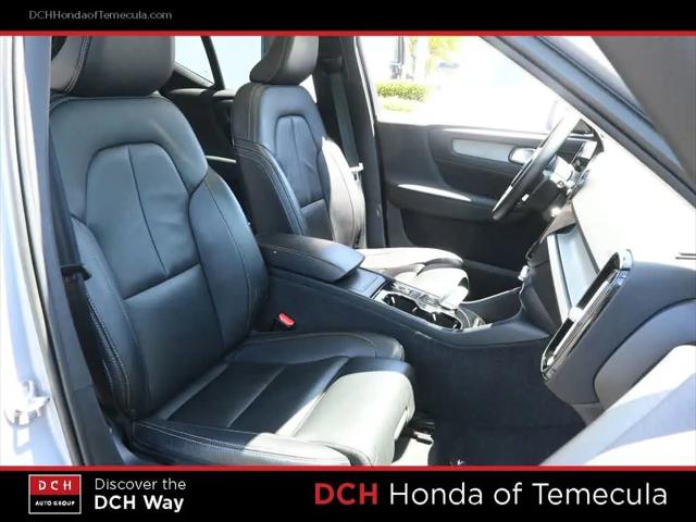 2023 Volvo XC40 B5 Ultimate Dark Theme