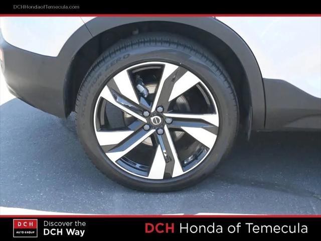 2023 Volvo XC40 B5 Ultimate Dark Theme