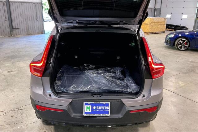 2026 Volvo XC40 Plus, B5 AWD Gas (mild hybrid), Dark