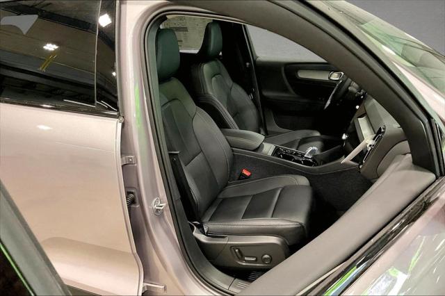 2026 Volvo XC40 Plus, B5 AWD Gas (mild hybrid), Dark