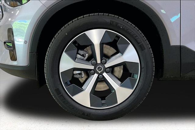 2026 Volvo XC40 Plus, B5 AWD Gas (mild hybrid), Dark