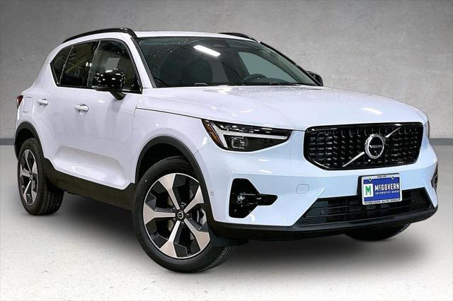2026 Volvo XC40 Plus, B5 AWD Gas (mild hybrid), Dark