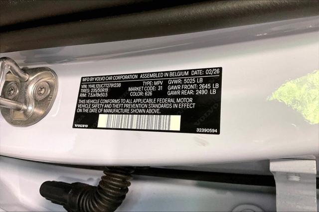 2026 Volvo XC40 Plus, B5 AWD Gas (mild hybrid), Dark