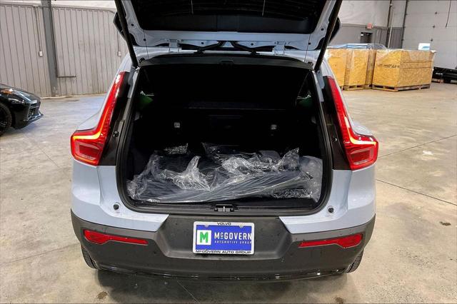 2026 Volvo XC40 Plus, B5 AWD Gas (mild hybrid), Dark