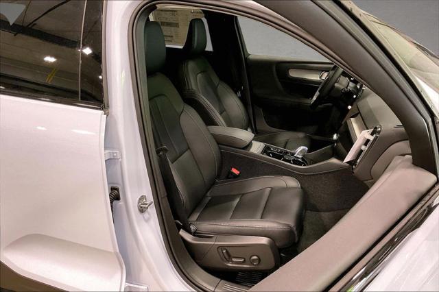 2026 Volvo XC40 Plus, B5 AWD Gas (mild hybrid), Dark