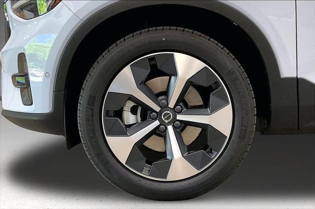 2026 Volvo XC40 Plus, B5 AWD Gas (mild hybrid), Dark