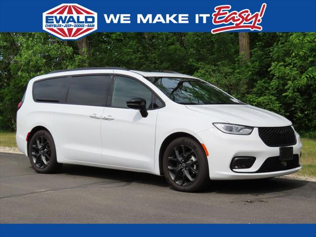 2025 Chrysler Pacifica Limited for sale in Oconomowoc, WI
