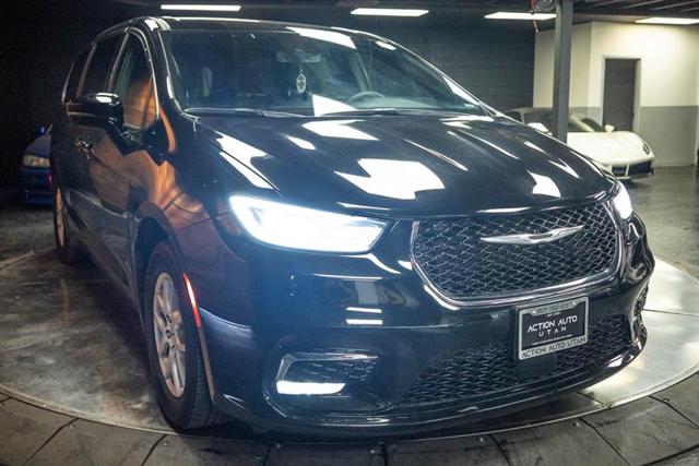 2025 Chrysler Pacifica Select