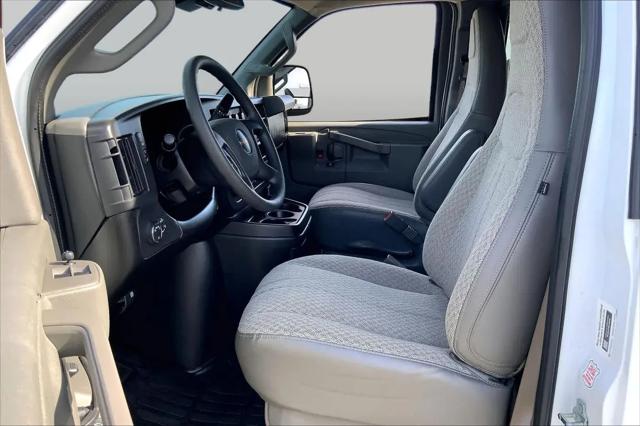 2025 GMC Savana Passenger RWD 3500 Extended Wheelbase LT