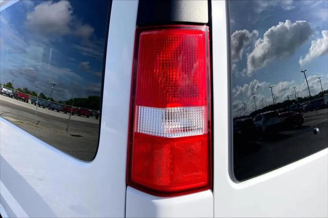 2025 GMC Savana Passenger RWD 3500 Extended Wheelbase LT